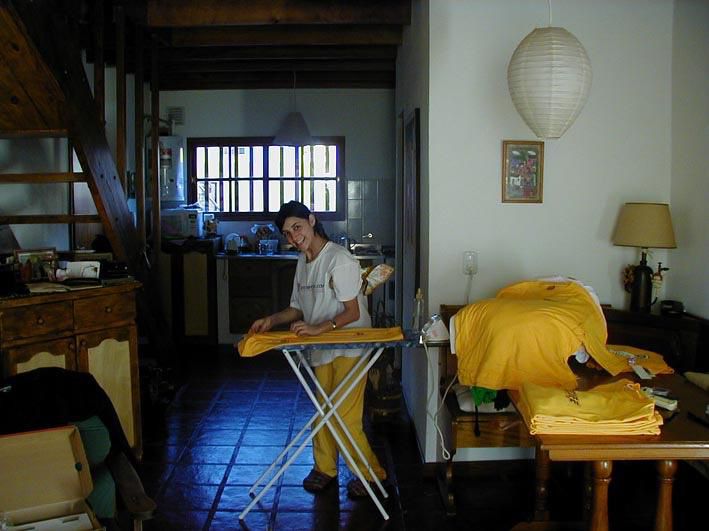 Flor planchando las primeras remeras, 2002